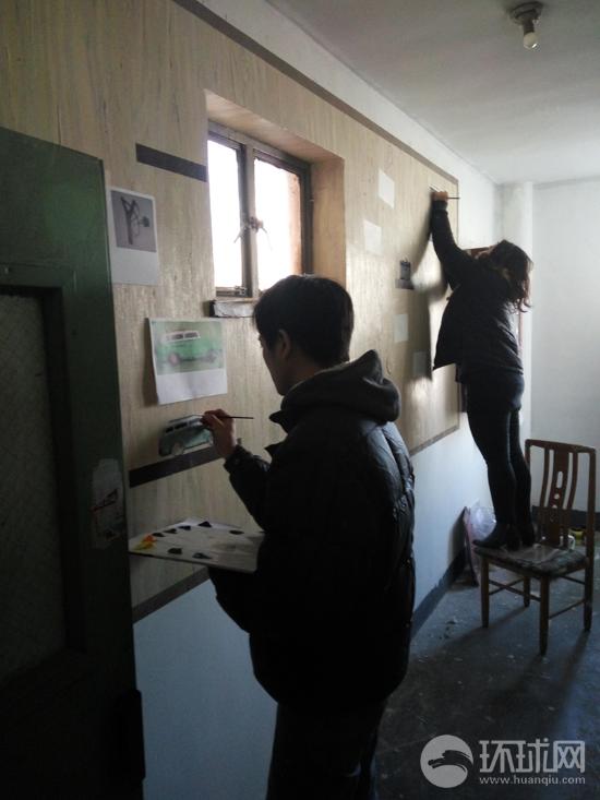 1月13日，中央美术学院学生为北京市朝阳区望京街道花家地北里社区的居民楼外墙公益创作的壁画取得了阶段性成果。参加创作的来自英国的留学生志愿者汤米说英国人的设计进了中国社区，感觉很棒!