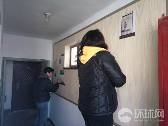 1月13日，中央美术学院学生为北京市朝阳区望京街道花家地北里社区的居民楼外墙公益创作的壁画取得了阶段性成果。参加创作的来自英国的留学生志愿者汤米说英国人的设计进了中国社区，感觉很棒!