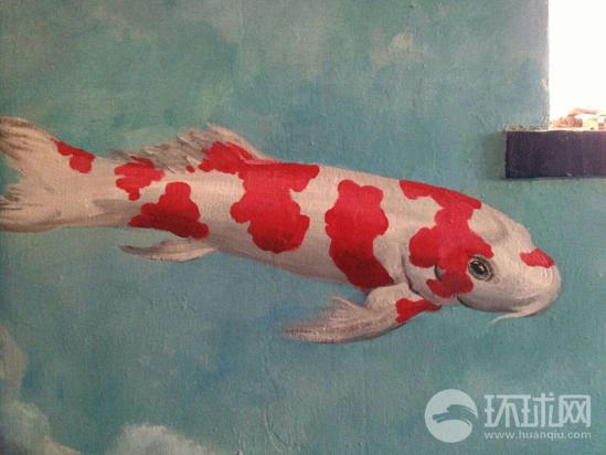 1月13日，中央美术学院学生为北京市朝阳区望京街道花家地北里社区的居民楼外墙公益创作的壁画取得了阶段性成果。参加创作的来自英国的留学生志愿者汤米说英国人的设计进了中国社区，感觉很棒!