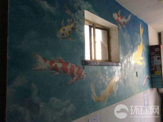 1月13日，中央美术学院学生为北京市朝阳区望京街道花家地北里社区的居民楼外墙公益创作的壁画取得了阶段性成果。参加创作的来自英国的留学生志愿者汤米说英国人的设计进了中国社区，感觉很棒!