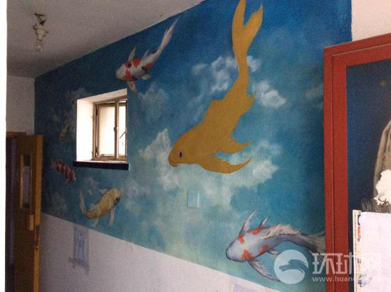 1月13日，中央美术学院学生为北京市朝阳区望京街道花家地北里社区的居民楼外墙公益创作的壁画取得了阶段性成果。参加创作的来自英国的留学生志愿者汤米说英国人的设计进了中国社区，感觉很棒!