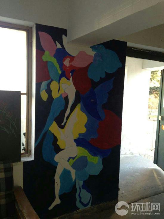 1月13日，中央美术学院学生为北京市朝阳区望京街道花家地北里社区的居民楼外墙公益创作的壁画取得了阶段性成果。参加创作的来自英国的留学生志愿者汤米说英国人的设计进了中国社区，感觉很棒!