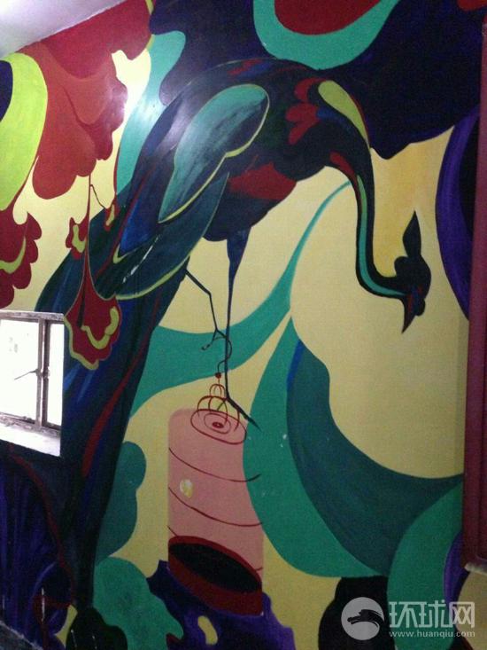 1月13日，中央美术学院学生为北京市朝阳区望京街道花家地北里社区的居民楼外墙公益创作的壁画取得了阶段性成果。参加创作的来自英国的留学生志愿者汤米说英国人的设计进了中国社区，感觉很棒!