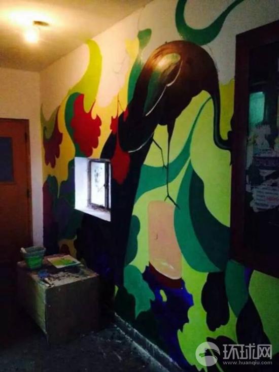 1月13日，中央美术学院学生为北京市朝阳区望京街道花家地北里社区的居民楼外墙公益创作的壁画取得了阶段性成果。参加创作的来自英国的留学生志愿者汤米说英国人的设计进了中国社区，感觉很棒!